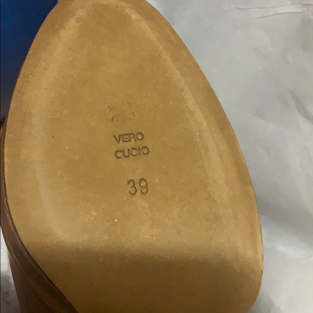 Moschino leather heels fits size  8 - Picture 2 of 5